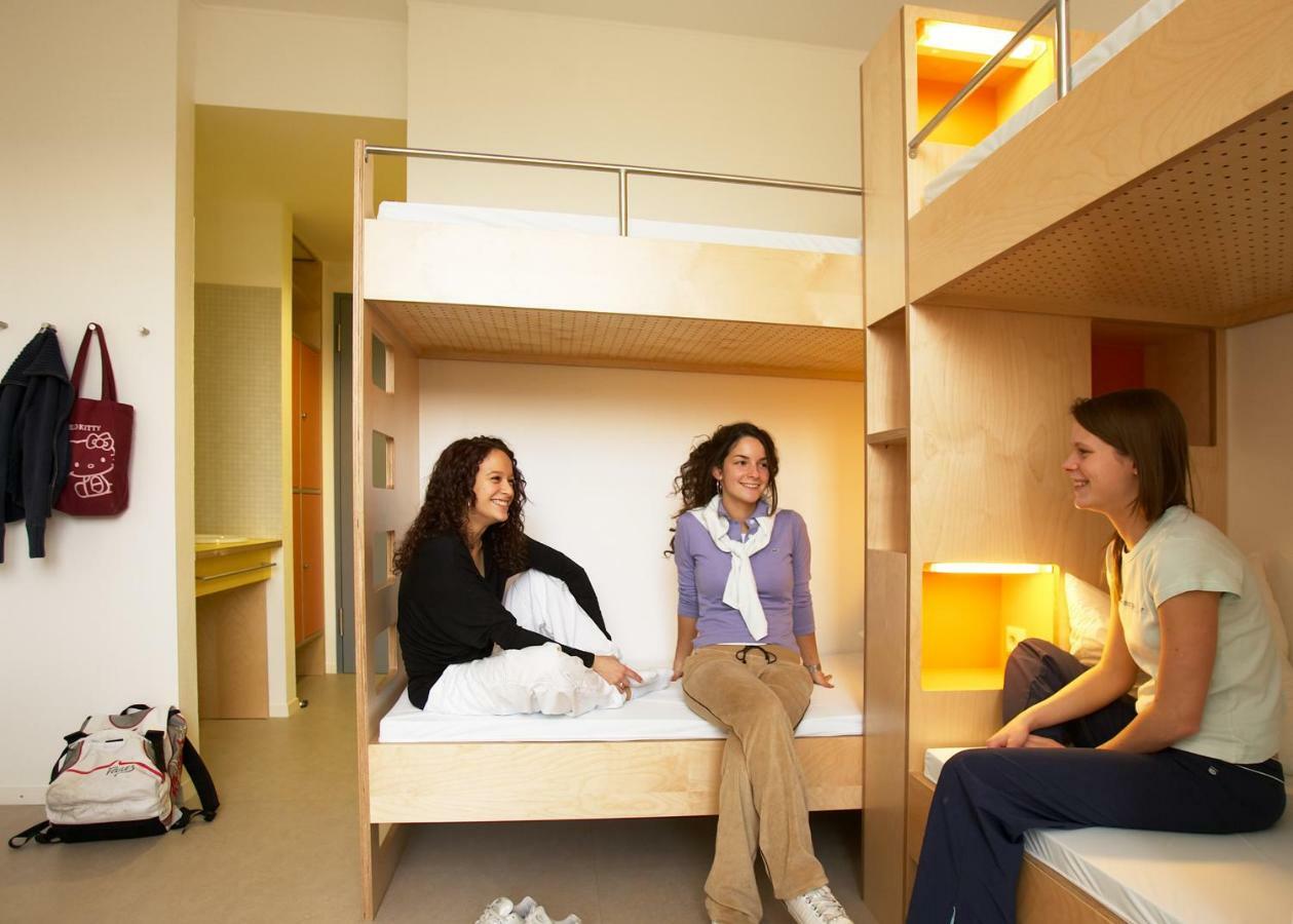 Einzelbett im Frauenschlafsaal